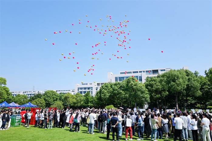 许多人在草地上放风筝 AI 生成的内容可能不正确。