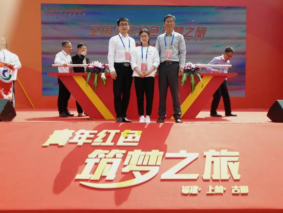 项目负责人与带队老师合照