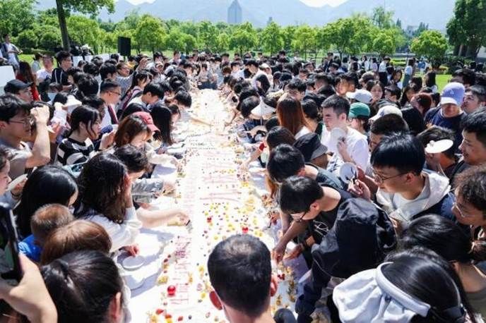 人们在看台上的人在人群中 AI 生成的内容可能不正确。