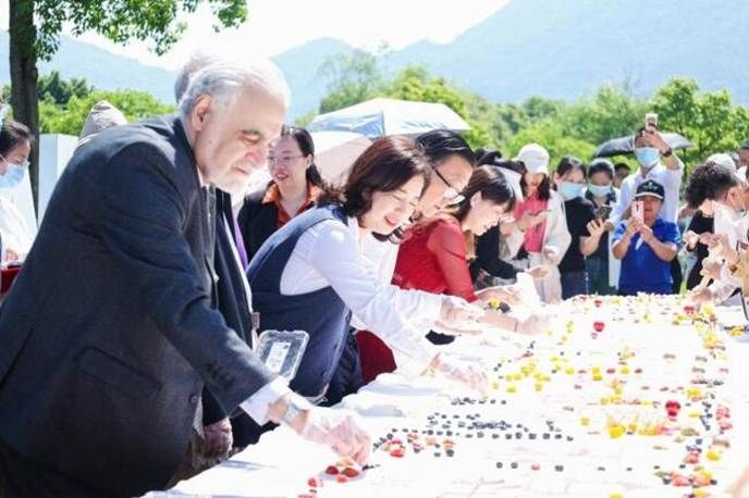 一群人正在用餐聊天 AI 生成的内容可能不正确。