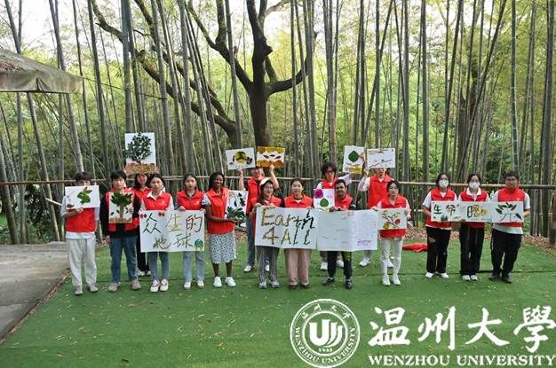 一群人在公园里 AI 生成的内容可能不正确。