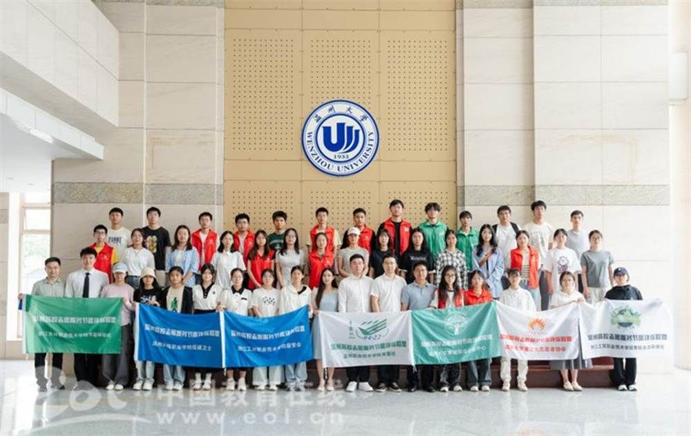 图片包含 室内, 建筑, 一群, 人们 AI 生成的内容可能不正确。