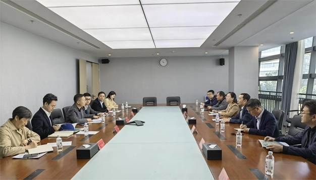 会议室里的人们 AI 生成的内容可能不正确。