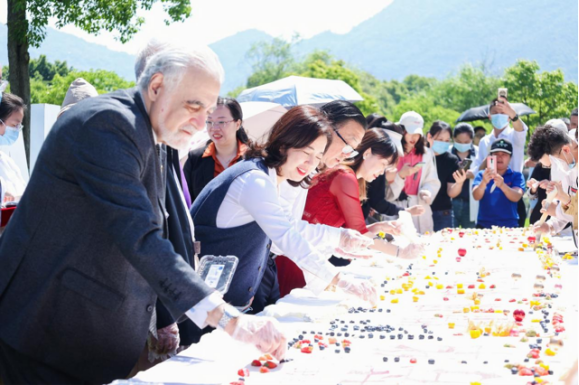 一群人在桌子前切蛋糕 AI 生成的内容可能不正确。