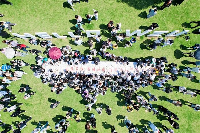 几个人在草地上 AI 生成的内容可能不正确。