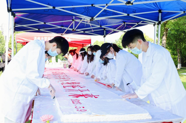 桌子上放着许多伞的人 AI 生成的内容可能不正确。